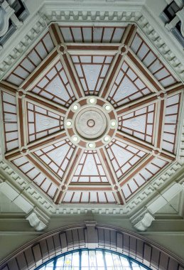 Flinders Caddesi İstasyonu, Melbourne, Victoria, Avustralya 'nın Ödenmemiş giriş saatlerinin altındaki tavan görüntüsü