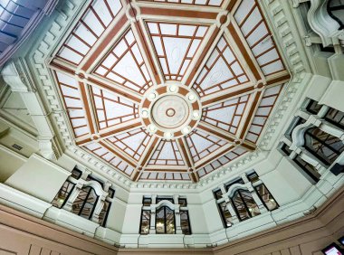 Flinders Caddesi İstasyonu, Melbourne, Victoria, Avustralya 'nın Ödenmemiş giriş saatlerinin altındaki tavan görüntüsü