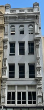 Elizabeth Caddesi 'nde, Melbourne, Victoria, Avustralya' da Viktorya dönemi, Federasyon ve İç Savaş Eras mimari tarzları da dahil olmak üzere 20. yüzyıl başlarındaki mimari cepheler