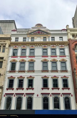 Elizabeth Caddesi 'nde, Melbourne, Victoria, Avustralya' da Viktorya dönemi, Federasyon ve İç Savaş Eras mimari tarzları da dahil olmak üzere 20. yüzyıl başlarındaki mimari cepheler