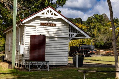 Imbil, Queensland, Avustralya 'daki tarihi tren istasyonunun görüntüsü. İstasyon, 1911 ve 1915 yılları arasında inşa edilen Mary Valley Demiryolu Hattı 'nın bir parçasıydı..