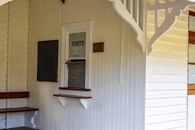 Imbil, Queensland, Avustralya 'daki tarihi tren istasyonunun görüntüsü. İstasyon, 1911 ve 1915 yılları arasında inşa edilen Mary Valley Demiryolu Hattı 'nın bir parçasıydı..