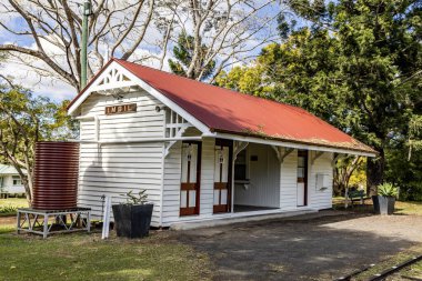 Imbil, Queensland, Avustralya 'daki tarihi tren istasyonunun görüntüsü. İstasyon, 1911 ve 1915 yılları arasında inşa edilen Mary Valley Demiryolu Hattı 'nın bir parçasıydı..