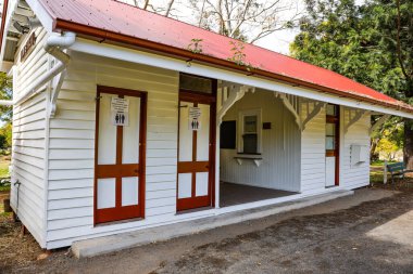 Imbil, Queensland, Avustralya 'daki tarihi tren istasyonunun görüntüsü. İstasyon, 1911 ve 1915 yılları arasında inşa edilen Mary Valley Demiryolu Hattı 'nın bir parçasıydı..