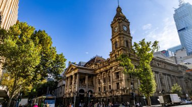 1887 'de Melbourne, Victoria, Avustralya' da İkinci İmparatorluk mimari tarzında inşa edilen belediye binasının saat kulesi.