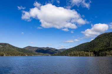 Borumba Barajı ve Reservoir Gölü manzarası 1964 yılında Queensland, Avustralya 'daki Gympie Bölgesi' nde Yabba Deresi boyunca inşa edildi.