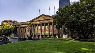 Victoria Devlet Kütüphanesi cephesi 1854 yılında Swanston Caddesi, Melbourne, Victoria, Avustralya 'da Neo-Klasik tarzda inşa edilmiştir. 