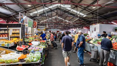 Queen Street Market Meyve ve Sebze Barakalarının Melbourne, Victoria, Avustralya 'da müşterilere satılan meyve ve sebze çeşitleri  