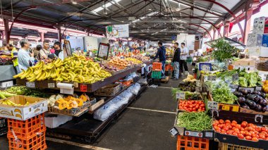 Queen Street Market Meyve ve Sebze Barakalarının Melbourne, Victoria, Avustralya 'da müşterilere satılan meyve ve sebze çeşitleri  