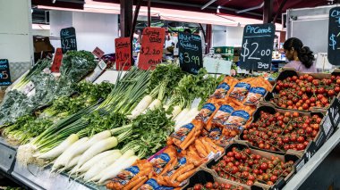 Queen Street Market Meyve ve Sebze Barakalarının Melbourne, Victoria, Avustralya 'da müşterilere satılan meyve ve sebze çeşitleri  