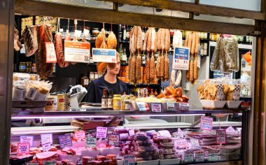 Queen Street Market 'in Deli Bölgesi' nde Melbourne, Victoria, Avustralya 'da pişmiş et, salam ve kıtasal küçük malları içeren bir tezgahın görüntüsü.  
