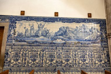 Portekiz 'in Cascais bölgesindeki Meryem Ana Kilisesi' nin duvarlarında dini ve çiçek motiflerini tasvir eden fayanslar.