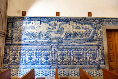 Portekiz 'in Cascais bölgesindeki Meryem Ana Kilisesi' nin duvarlarında dini ve çiçek motiflerini tasvir eden fayanslar.