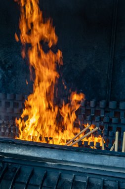 Portekiz, Fatima 'da Bakire Meryem' e verilen sözleri yerine getirmek için adak mumları yakmak yaygın bir uygulamadır.