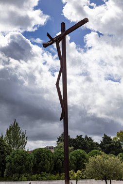 Portekiz 'in Fatima kentindeki Mabet Kordonunun güney ucunda 24 metre yüksekliğindeki modern haçın görüntüsü dikildi.