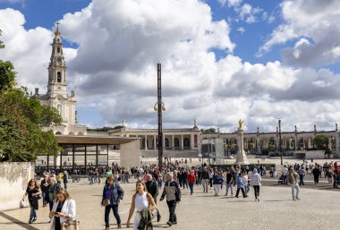 Portekiz, Fatima 'daki Meryem Ana Bazilikası' nın önünde hacıların dua edip Meryem Ana 'ya verdikleri sözleri yerine getirdikleri Ruhani Kordon manzarası.  