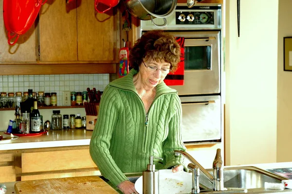 Volwassen Vrouwelijke Senior Werken Schoonmaken Tellers Keuken Binnen — Stockfoto