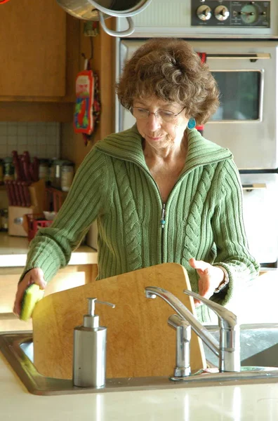 Mature Femmes Âgées Travail Nettoyage Comptoirs Dans Cuisine Intérieur — Photo