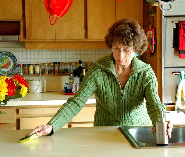 Volwassen Vrouwelijke Senior Werken Schoonmaken Tellers Keuken Binnen — Stockfoto