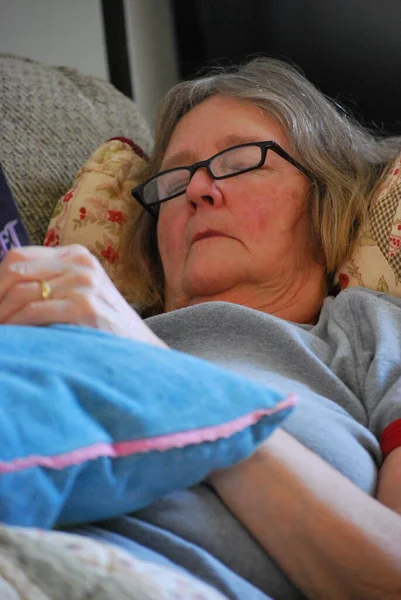 Volwassen Vrouw Senior Slapen Bank Thuis — Stockfoto