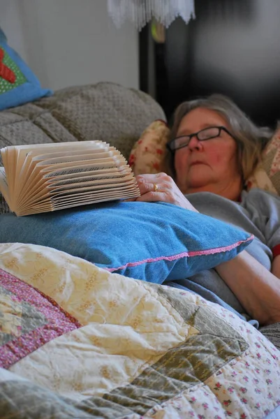 Reif Weiblich Senior Schlafen Auf Sofa Bei Zuhause — Stockfoto