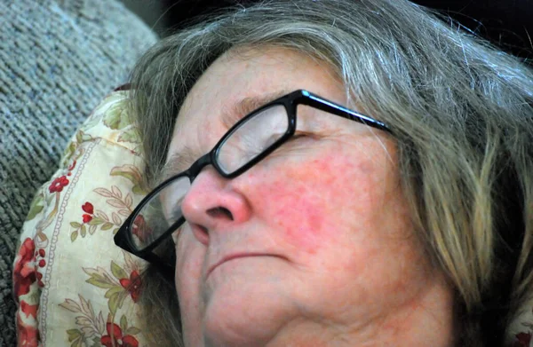 Ώριμη Ηλικιωμένη Γυναίκα Κοιμάται Στον Καναπέ Στο Σπίτι — Φωτογραφία Αρχείου