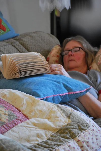 Starší Žena Senior Spí Pohovce Doma — Stock fotografie