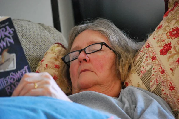 Dojrzałe Kobieta Senior Śpi Kanapie Domu — Zdjęcie stockowe