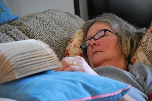 Volwassen Vrouw Senior Slapen Bank Thuis — Stockfoto