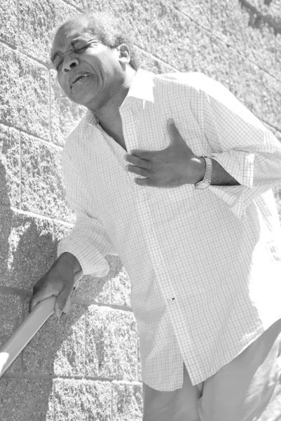 Αφροαμερικάνος Ανώτερος Άνδρας Που Έχει Πόνους Στο Στήθος Έξω — Φωτογραφία Αρχείου