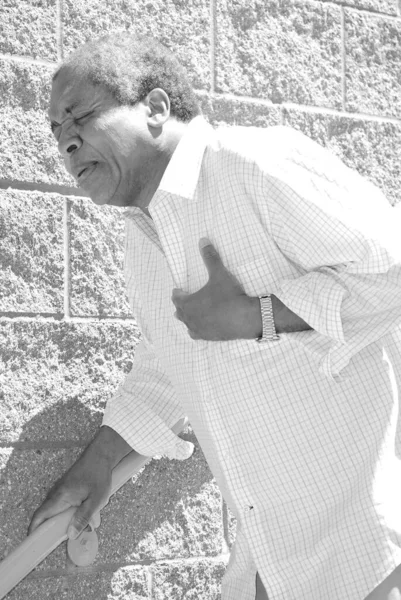 Αφροαμερικάνος Ανώτερος Άνδρας Που Έχει Πόνους Στο Στήθος Έξω — Φωτογραφία Αρχείου