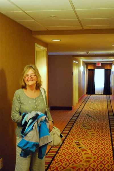 Starší Ženské Starší Výrazy Stojící Hotelové Chodbě — Stock fotografie