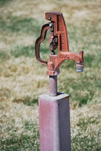 Régi Vintage Vízpumpa Látható Szabadban — Stock Fotó