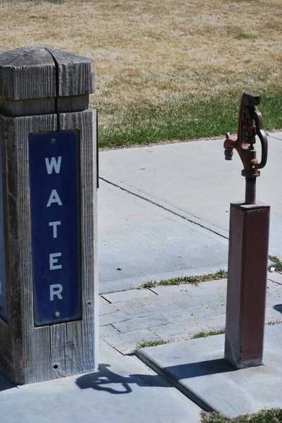 Old Vintage Water Pump Displayed Outdoors — Stock Photo, Image
