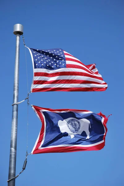 Αμερικανική Και Wyoming Σημαίες Εμφανίζονται Μαζί Ψηλά Στον Ουρανό Εξωτερικούς — Φωτογραφία Αρχείου