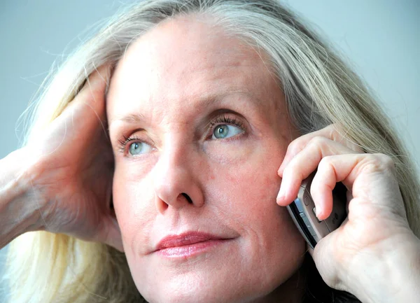 Mogen Kvinna Blond Skönhet Talar Hennes Mobiltelefon — Stockfoto