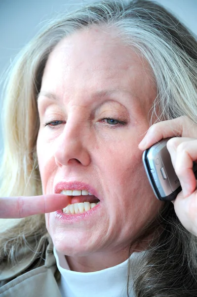 成熟的白肤金发美女谈她的手机 — 图库照片