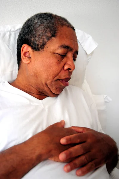 Afroamerikan Man Äldre Sova Sängen — Stockfoto