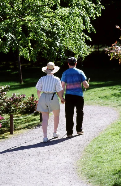 Hombre Mujer Ciegos Caminando Parque Una Cita Juntos — Foto de Stock