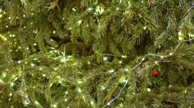 Güzel bir Noel ağacında parıldayan ışıklar. Kapalı alandaki yakın çekim görüntüleri
