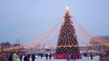 MOSCOW, RUSSIA - 10 HAZİRAN 2022: Alacakaranlık Şehir sokaklarındaki şenlik ağacı, süslemeler ve ışıklar. Kızıl Meydan 'da Noel ve Yeni Yıl Akşamı. 