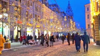 MOSCOW, RUSSIA - 10 HAZİRAN 2022: Alacakaranlık Şehir sokaklarındaki şenlik ağacı, süslemeler ve ışıklar. Noel ve Yeni Yıl Akşam Zamanı. 