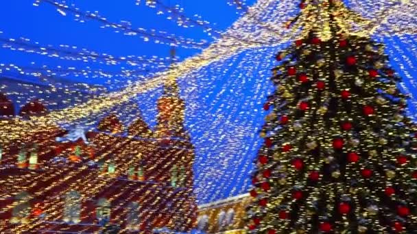 莫斯科 俄罗斯 2022年1月10日 在暮色的城市街道上的节日树 装饰和灯光 圣诞及除夕之夜在红场 — 图库视频影像