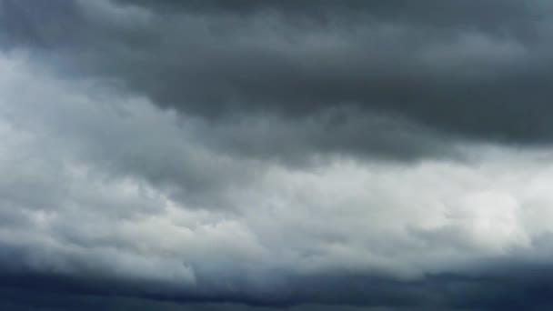 Záběry Dramatickou Oblohou Temně Šedými Rychle Pohybujícími Bouřkovými Mraky Bouřlivé — Stock video