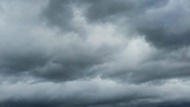 Dramatik gökyüzü ve hızlı hareket eden koyu gri fırtına bulutlarıyla görüntüler. Fırtınalı, bulutlu, yağmurlu, hava durumu zamanı. Doğa bulutlu zaman atlaması.