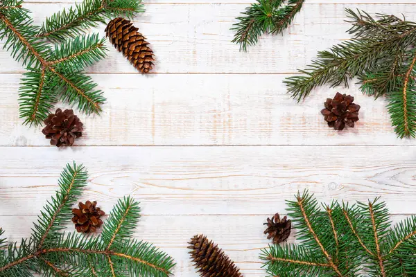 Vánoční Zázemí Jedlové Větve Borové Šišky Bílém Dřevěném Stole Ploché — Stock fotografie