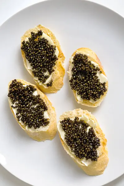 Rebanadas Baguette Con Caviar Negro Mantequilla Plato Blanco Esturión Natural — Foto de Stock