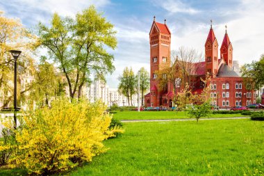 St. Simon Katolik Katedrali ve St. Helena, Minsk, Belarus. Baharda kırmızı briç kilisesi.