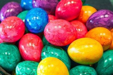 Renkli Paskalya yumurtalarının canlı bir koleksiyonu. Şenlikli dekorasyonlar ve bahar tatili kutlamaları için mükemmel..