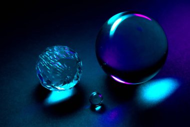 Cam kürelerin büyüleyici bir düzeni canlı renkli ışıkları yansıtıyor, sanatsal tasarımda zarafet ve modernlik sergiliyor..